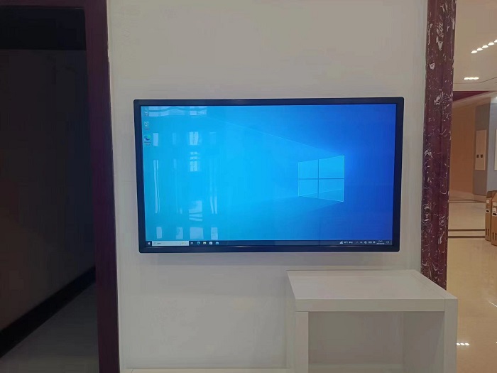 Display publicitar montat pe perete