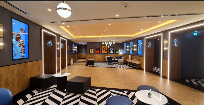 Ecranele interactive de publicitate fac cinematograful din Bahrain plin de culoare