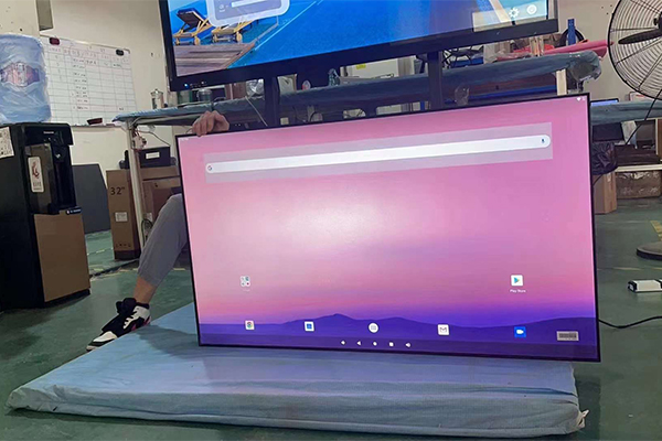 Afișaj publicitar inteligent montat pe perete