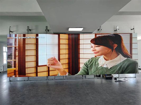 Instalarea peretelui video LCD