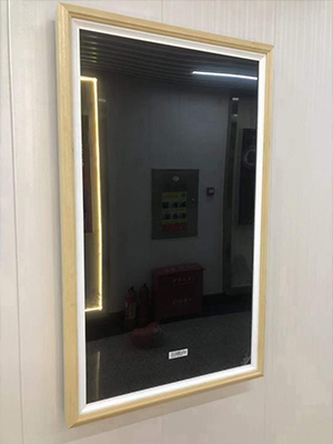 afișaj publicitar montat pe perete