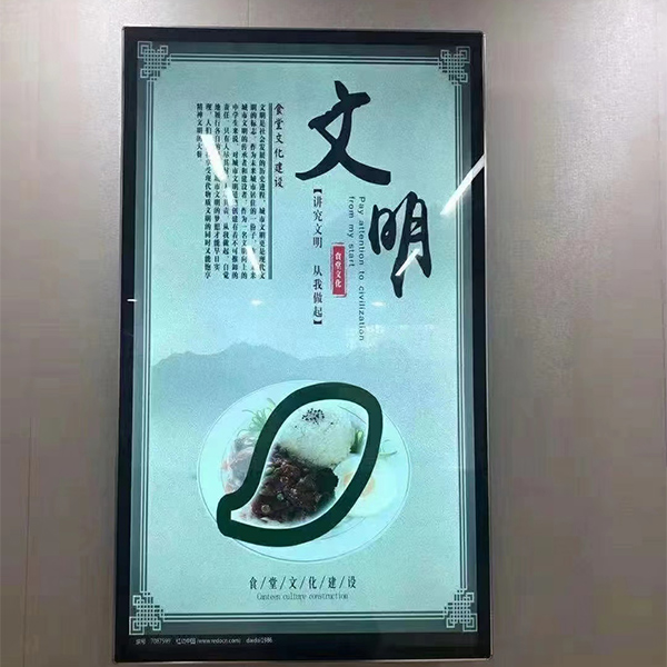 أحدث ثورة في الإعلانات الموفرة للمساحة باستخدام اللافتات الرقمية المثبتة على الحائط