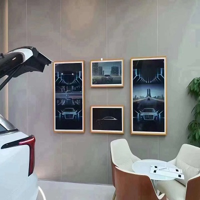 آلات الإعلان المثبتة على الحائط