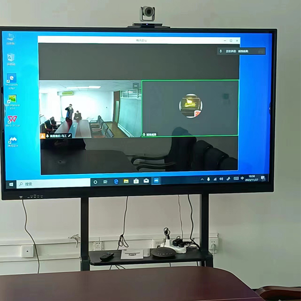 Experiență de utilizator excepțională cu tabla interactivă de 100 de inchi