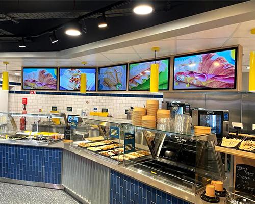 Aparatură publicitară montată pe perete digital signage