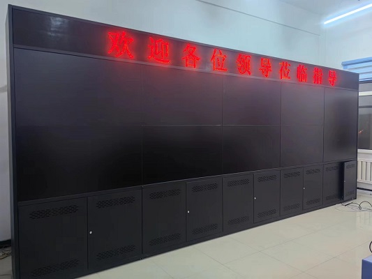 Locație de instalare a peretelui video LCD pe școală