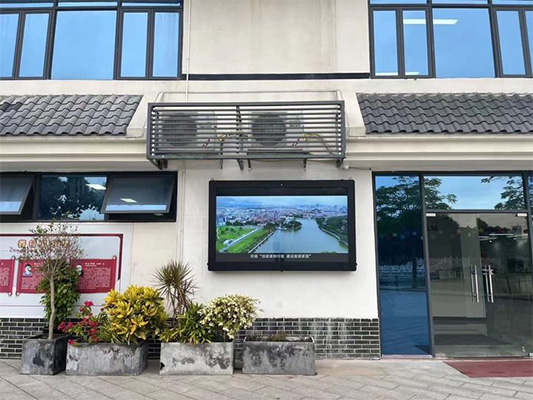 : Semnalizare digitală montată pe perete în aer liber - Studiu de caz pentru feedback-ul clienților