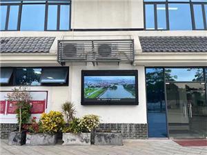 : اللافتات الرقمية المثبتة على الحائط في الهواء الطلق - دراسة حالة لملاحظات العملاء