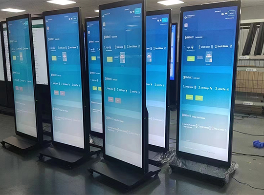 Presentazione del futuro della pubblicità: macchine pubblicitarie con display a schermo intero