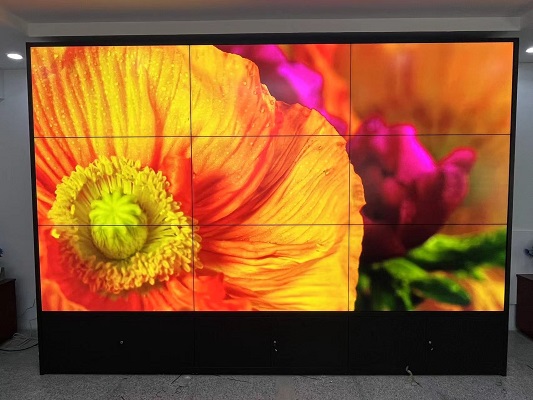 Precauții la instalarea peretelui video LCD