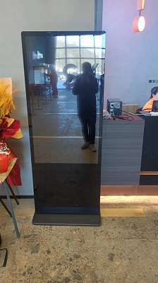 Applicazione di espositori pubblicitari da terra