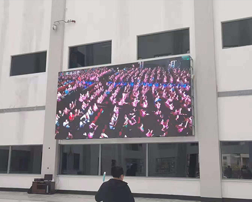 الفرق بين شاشة قاد الداخلية وشاشة قاد الخارجية