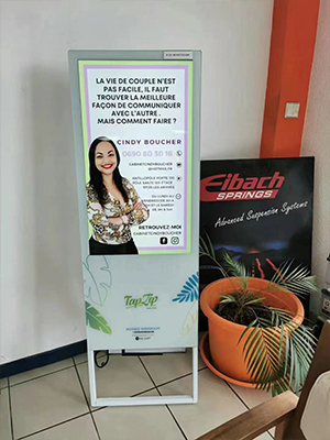 Caso di studio sul feedback dei clienti: utilizzo di schermi pubblicitari in stile poster in un negozio di abbigliamento