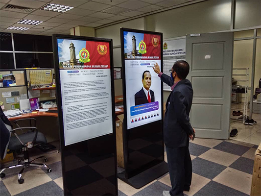 تم الكشف عن شاشة عرض الإعلانات العمودية، إيذانا ببدء حقبة جديدة من عرض الإعلانات