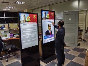 Se presenta la pantalla publicitaria vertical, lo que marca el comienzo de una nueva era en la presentación de anuncios