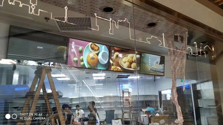 Exibição de publicidade montada na parede como painel de menu