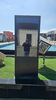 O que devo fazer se a tela LCD externa ficar propensa a ficar preta quando exposta ao sol?