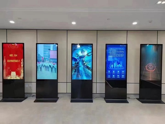 Vertical advertising machine creates intelligent advertising experience