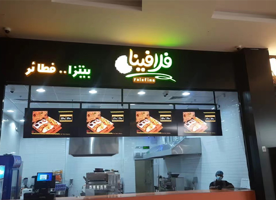 مزايا عرض الإعلانات المثبتة على الحائط للمتاجر