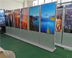 Las máquinas publicitarias verticales de suelo son una forma más llamativa de exhibición publicitaria.