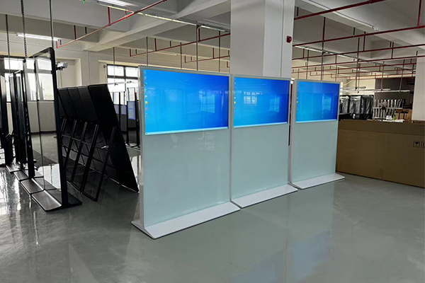 الإنتاج اليومي لآلات الإعلان العمودية في مصنع ينتمي