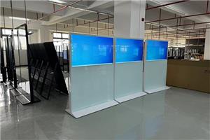 Production quotidienne de machines publicitaires verticales dans l'usine de Beloong