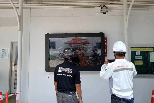 Sinalização digital externa montada na parede