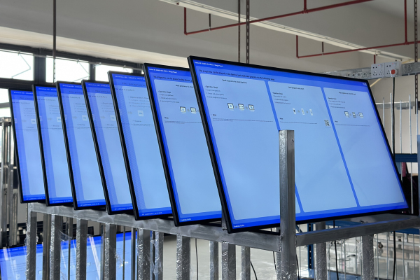 استخدام آلات الإعلان المثبتة على الحائط