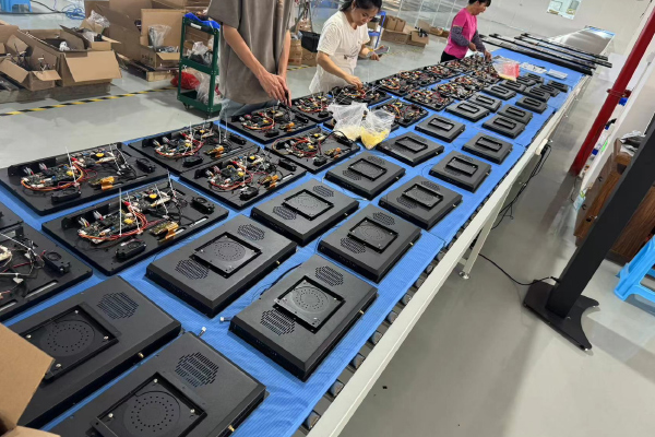 Những điểm nổi bật và ưu điểm của máy quảng cáo treo tường thu hút nhiều người tiêu dùng hơn!