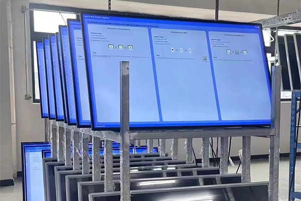 لافتات رقمية ذات إطار ضيق مثبتة على الحائط