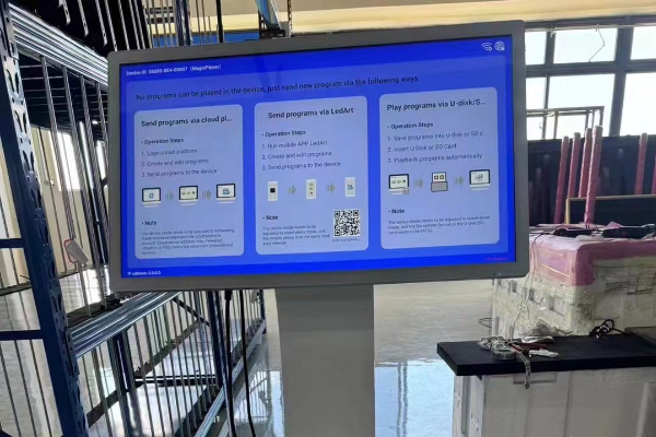 A máquina publicitária rotativa vertical