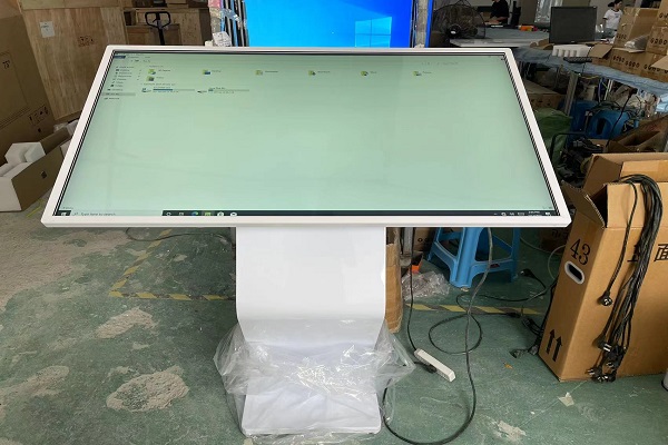 جهاز استعلام يعمل باللمس مقاس 55 بوصة لترخيص سيارات الأجرة عبر الإنترنت في المطار