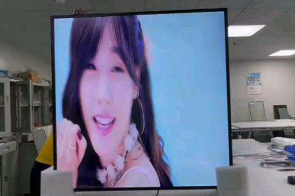 إطلاق شاشة إعلانية مبتكرة على شكل مربع: أحجام قابلة للتخصيص وقدرات التحكم عن بعد