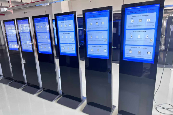 Golvstående reklammaskin skapar ett effektivt reklamverktyg