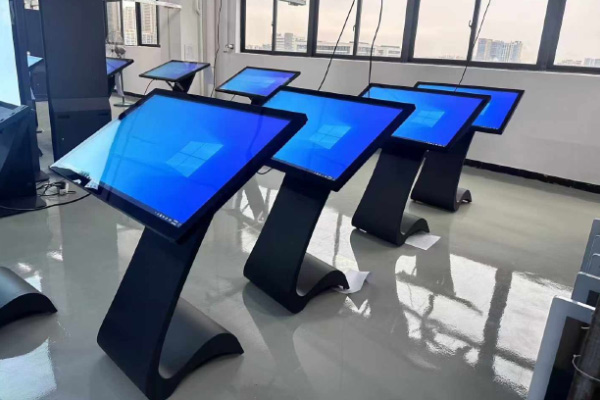 A aplicação e vantagens da máquina de consulta por toque em salas de exposições