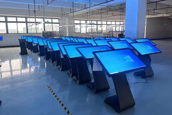 جهاز الكل في واحد بشاشة تعمل باللمس: تعزيز التفاعل والأداء في البيئات الرقمية الحديثة