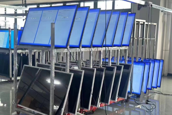 ما هو تأثير اتصال شاشة آلة الإعلان المثبتة على الحائط