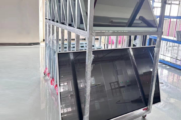 لافتات رقمية مثبتة على الحائط باللون الأبيض