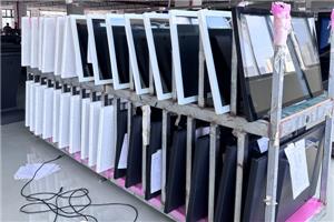 Qu'est-ce qui est le plus important : la polyvalence ou la valeur des écrans commerciaux LCD ?