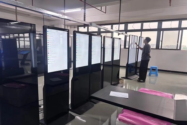 لماذا تعد آلات الإعلان الخارجية أكثر تكلفة من آلات الإعلان الداخلية