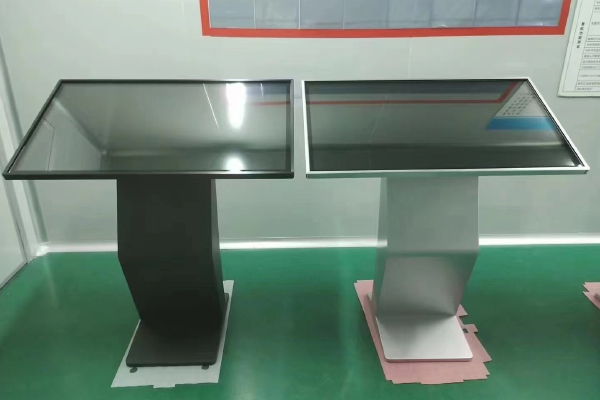 تطبيق ومزايا آلة الاستعلام باللمس في قاعات المعارض