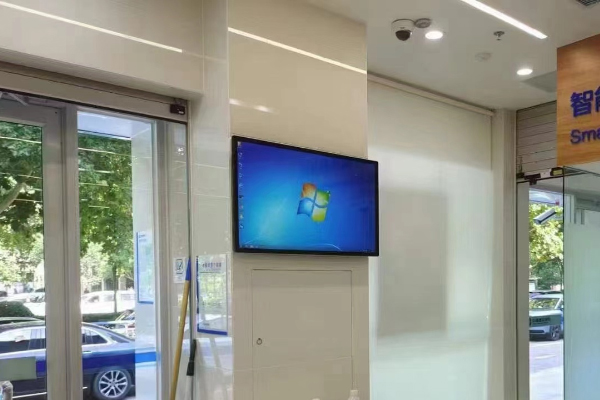 مزايا عرض الإعلانات المثبتة على الحائط لمراكز التسوق