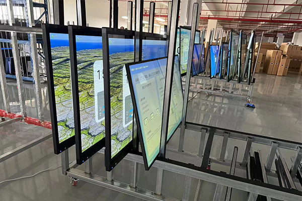 السبورة التفاعلية الذكية كبيرة الحجم قيد الاختبار