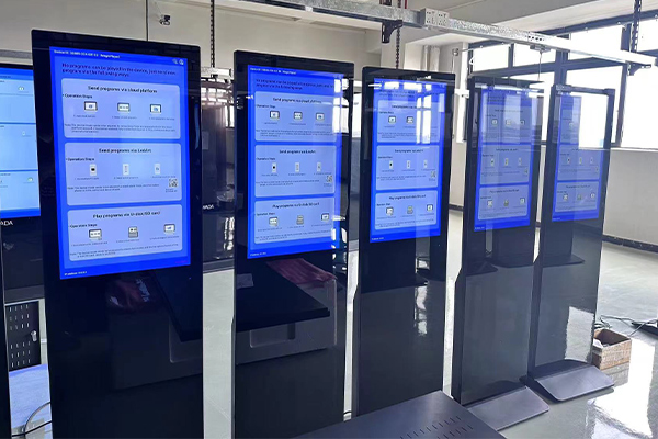 Преимущества вертикальных рекламных машин