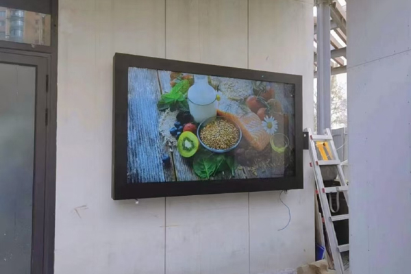 إحداث ثورة في الإعلانات الخارجية: إطلاق شاشة عرض جديدة مثبتة على الحائط مقاومة للماء والغبار مع جهاز تحكم عن بعد