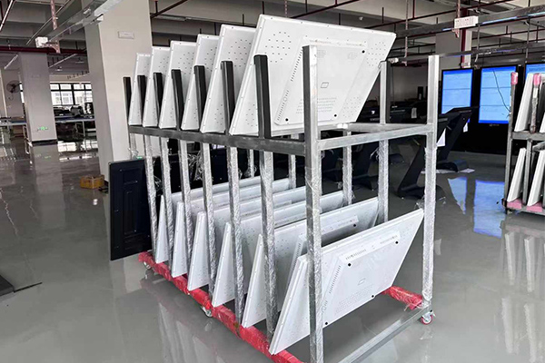 Instalação de máquina de publicidade montada na parede