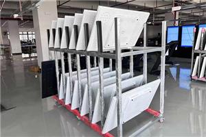 Installation einer wandmontierten Werbemaschine