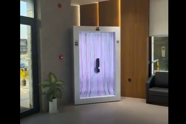 La vetrina trasparente gigante porta un nuovo stile ai clienti