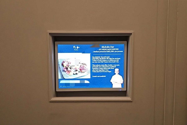 Преимущества настенного рекламного стенда