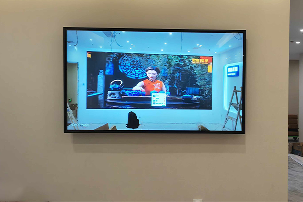 تُستخدم آلات الإعلان المثبتة على الحائط على نطاق واسع في المدارس